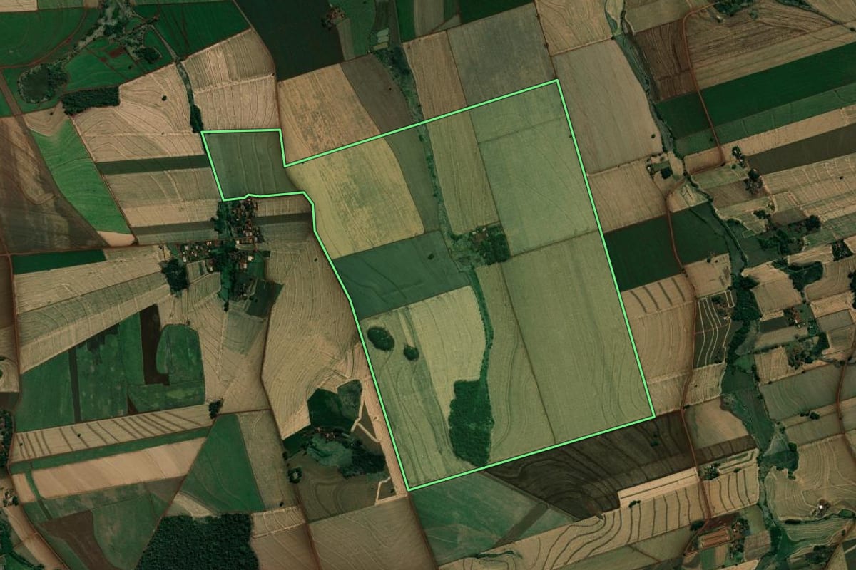 Imagem de satélite do imóvel rural em Cambará (PR), com o contorno declarado no CAR desenhado por cima.