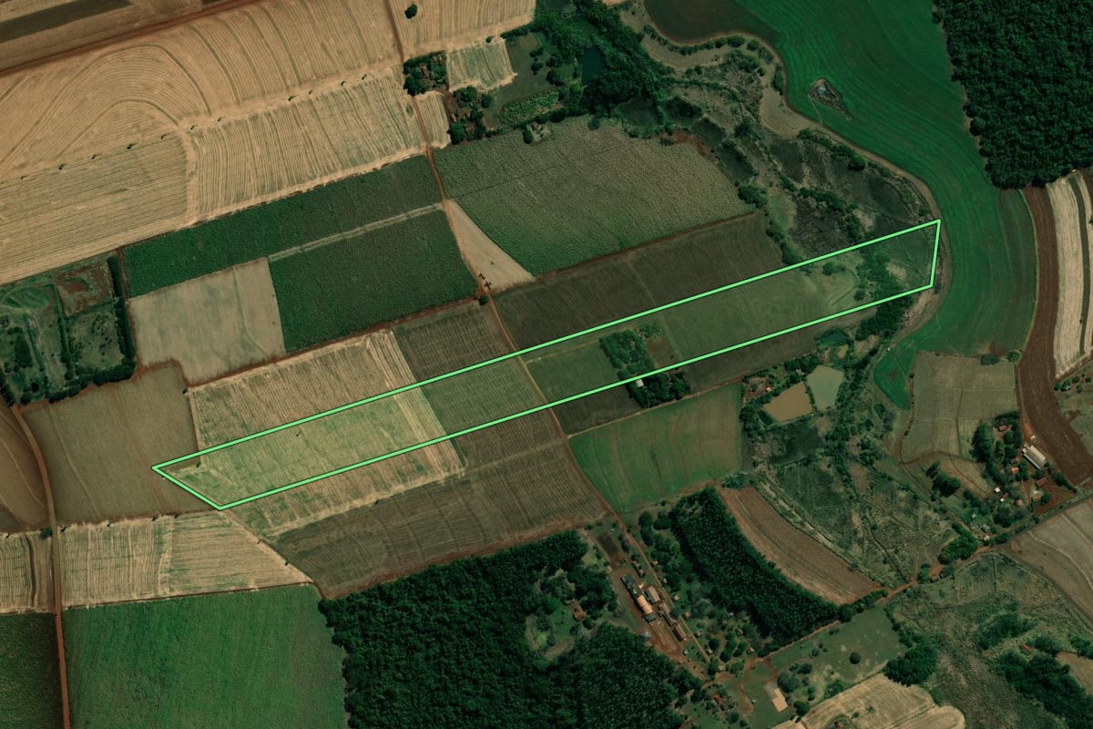 Imagem de satélite do imóvel rural em Cambará (PR), com o contorno declarado no CAR desenhado por cima.