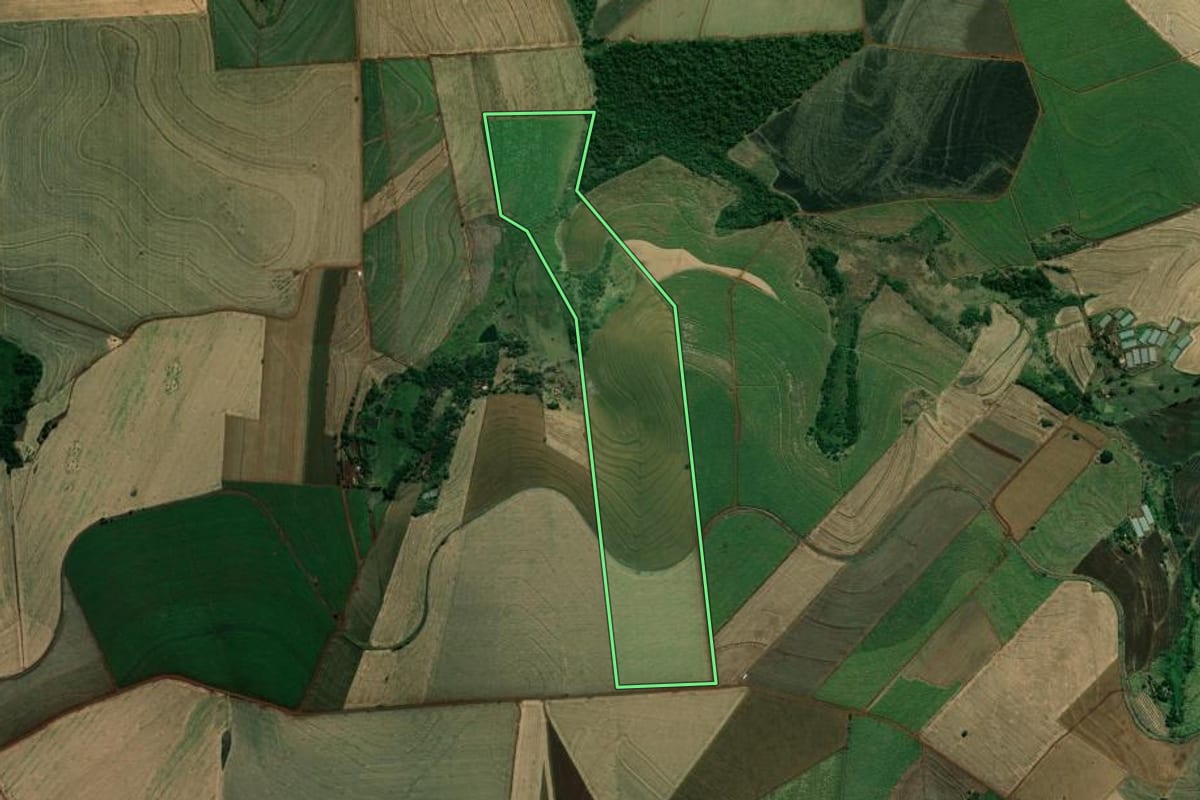 Imagem de satélite do imóvel rural em Cambará (PR), com o contorno declarado no CAR desenhado por cima.