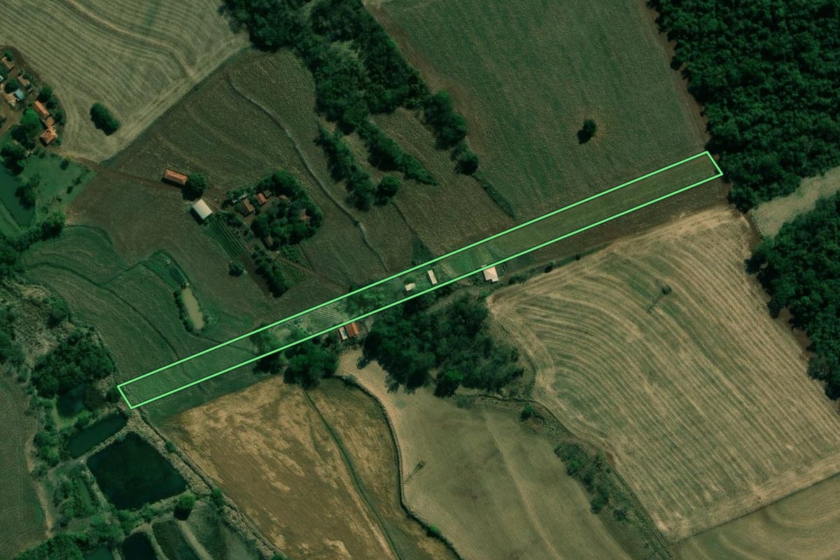 Imagem de satélite do imóvel rural em Cambará (PR), com o contorno declarado no CAR desenhado por cima.
