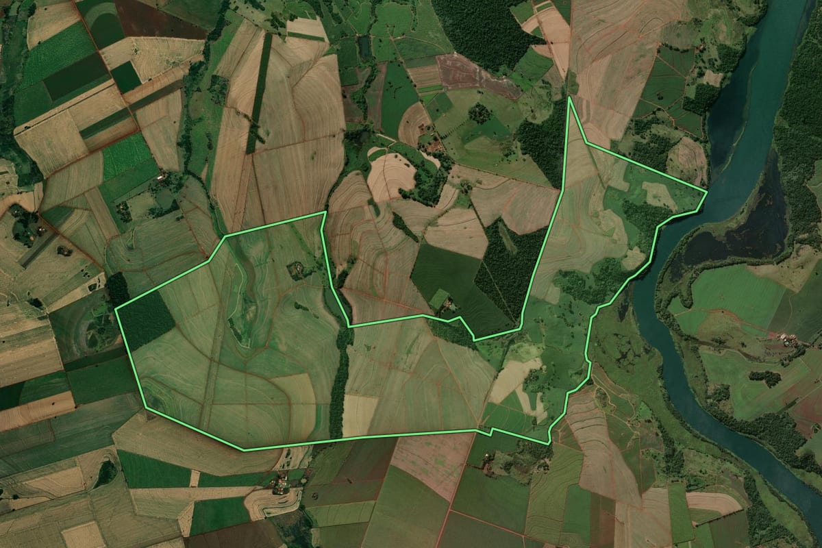 Imagem de satélite do imóvel rural em Cambará (PR), com o contorno declarado no CAR desenhado por cima.