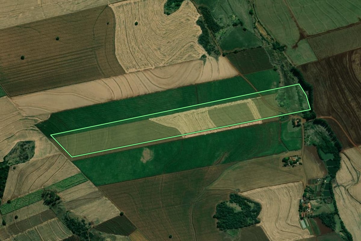 Imagem de satélite do imóvel rural em Cambará (PR), com o contorno declarado no CAR desenhado por cima.