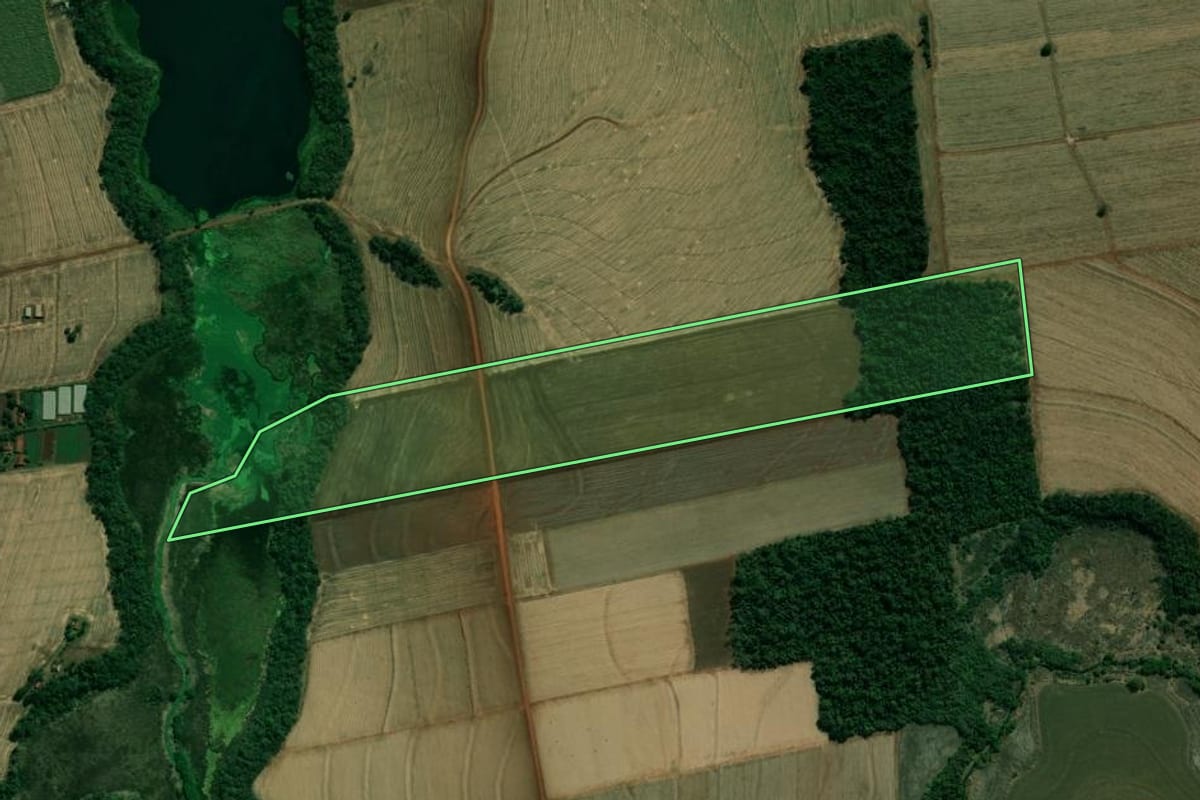 Imagem de satélite do imóvel rural em Cambará (PR), com o contorno declarado no CAR desenhado por cima.