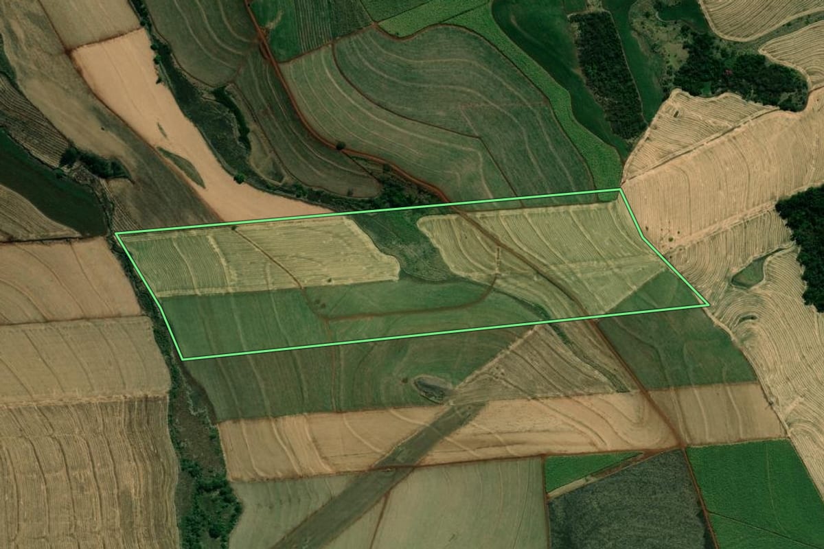 Imagem de satélite do imóvel rural em Cambará (PR), com o contorno declarado no CAR desenhado por cima.