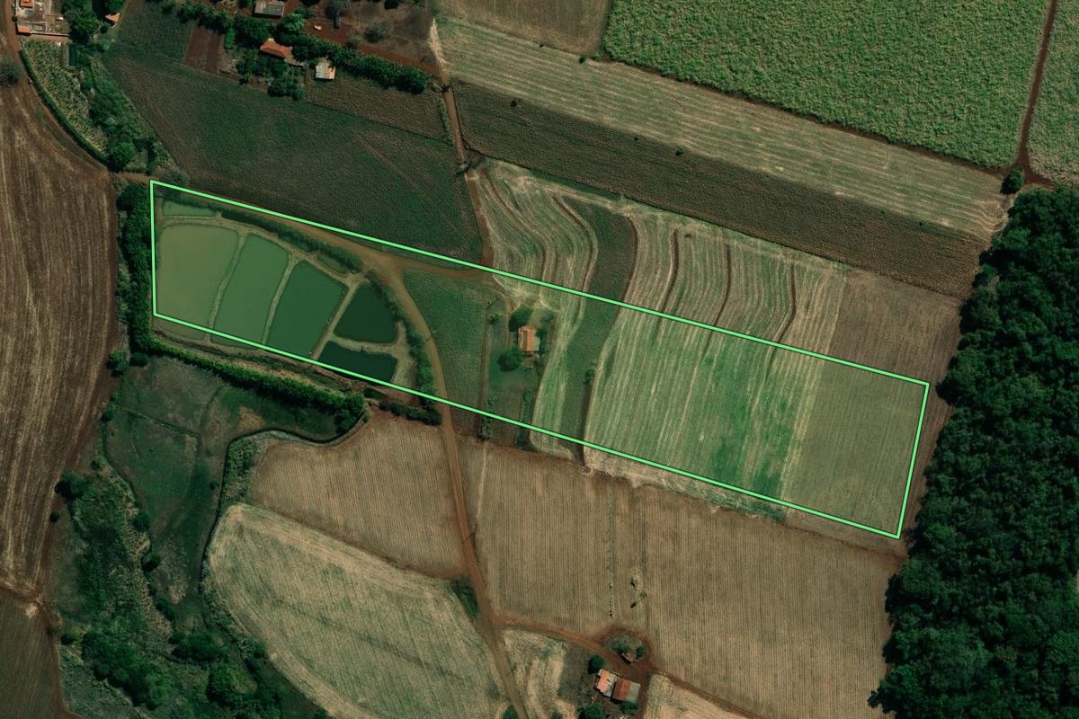 Imagem de satélite do imóvel rural em Cambará (PR), com o contorno declarado no CAR desenhado por cima.