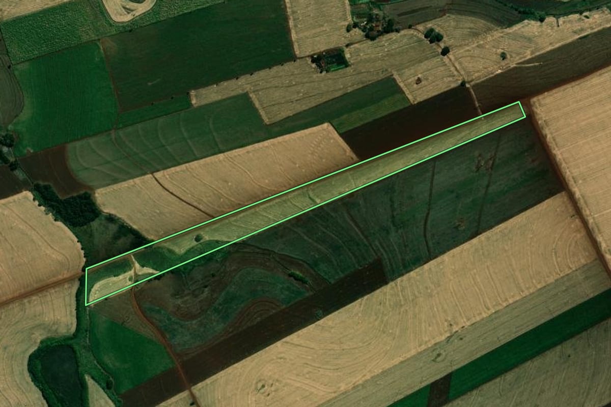 Imagem de satélite do imóvel rural em Cambará (PR), com o contorno declarado no CAR desenhado por cima.