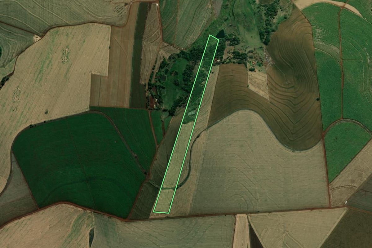 Imagem de satélite do imóvel rural em Cambará (PR), com o contorno declarado no CAR desenhado por cima.