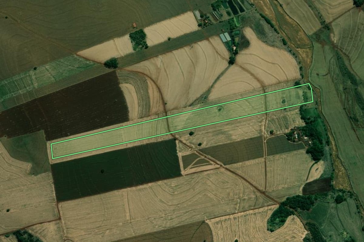 Imagem de satélite do imóvel rural em Cambará (PR), com o contorno declarado no CAR desenhado por cima.