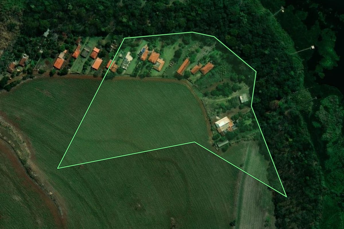 Imagem de satélite do imóvel rural em Cambará (PR), com o contorno declarado no CAR desenhado por cima.