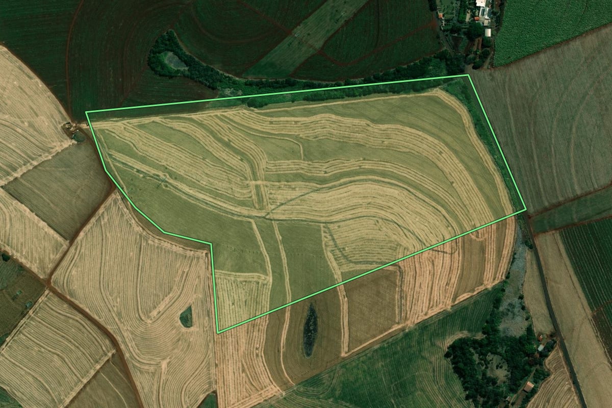 Imagem de satélite do imóvel rural em Cambará (PR), com o contorno declarado no CAR desenhado por cima.