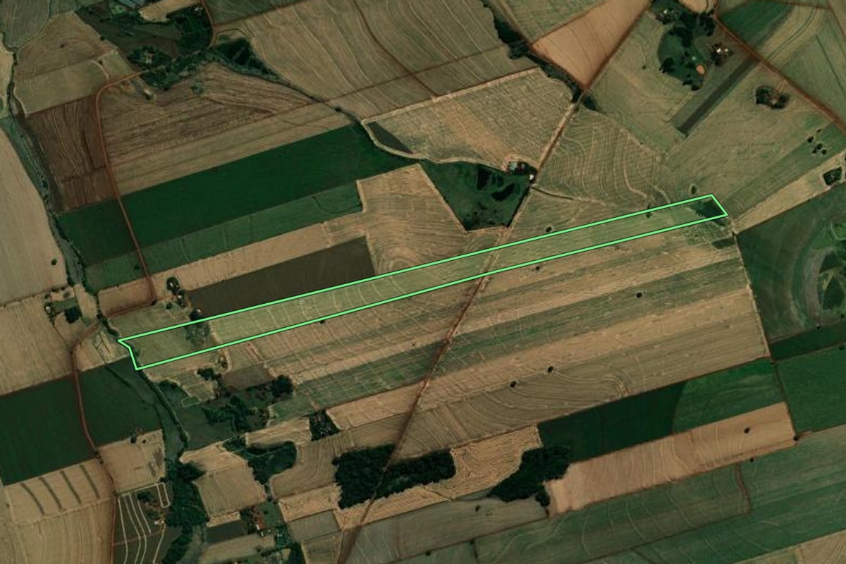 Imagem de satélite do imóvel rural em Cambará (PR), com o contorno declarado no CAR desenhado por cima.