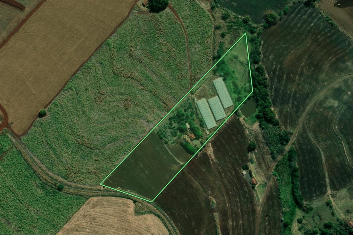 Imagem de satélite do imóvel rural em Cambará (PR), com o contorno declarado no CAR desenhado por cima.
