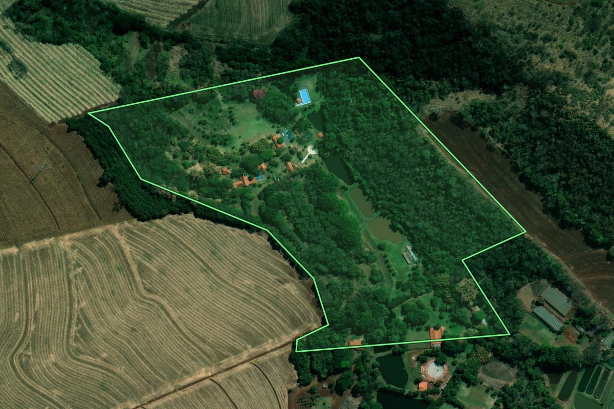 Imagem de satélite do imóvel rural em Cambará (PR), com o contorno declarado no CAR desenhado por cima.