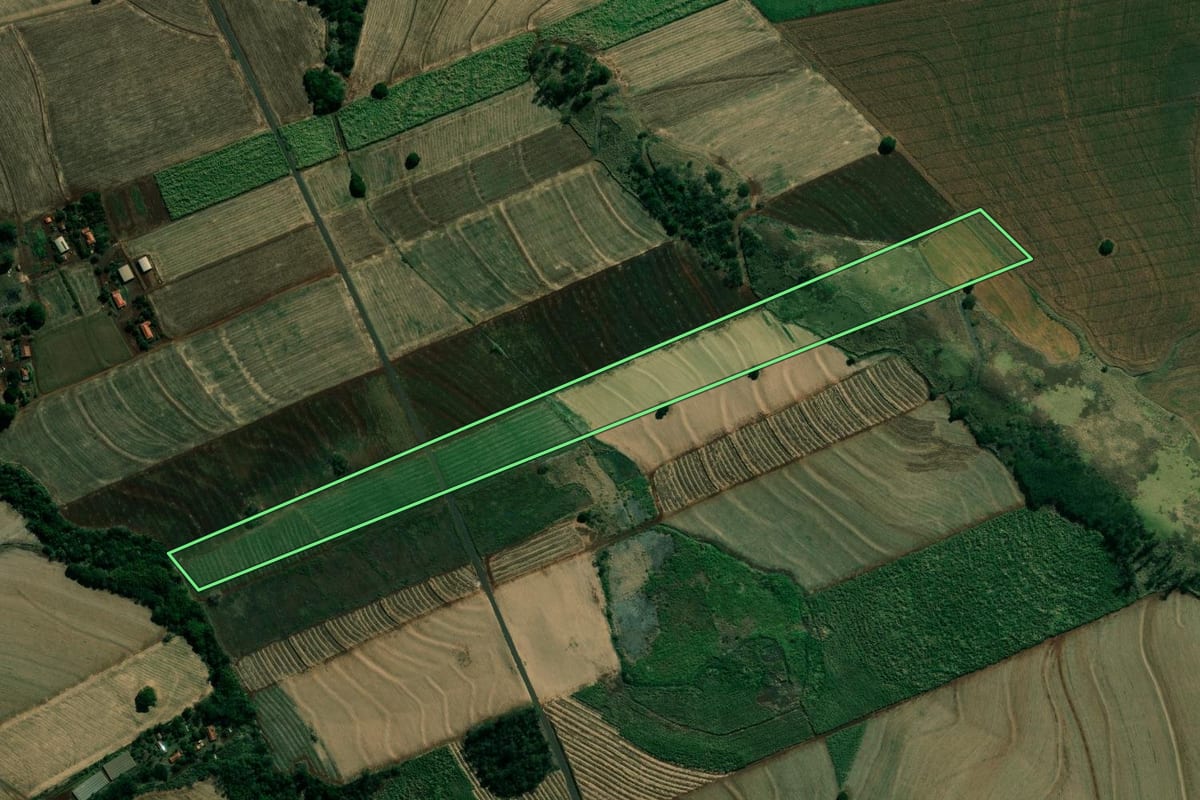 Imagem de satélite do imóvel rural em Cambará (PR), com o contorno declarado no CAR desenhado por cima.