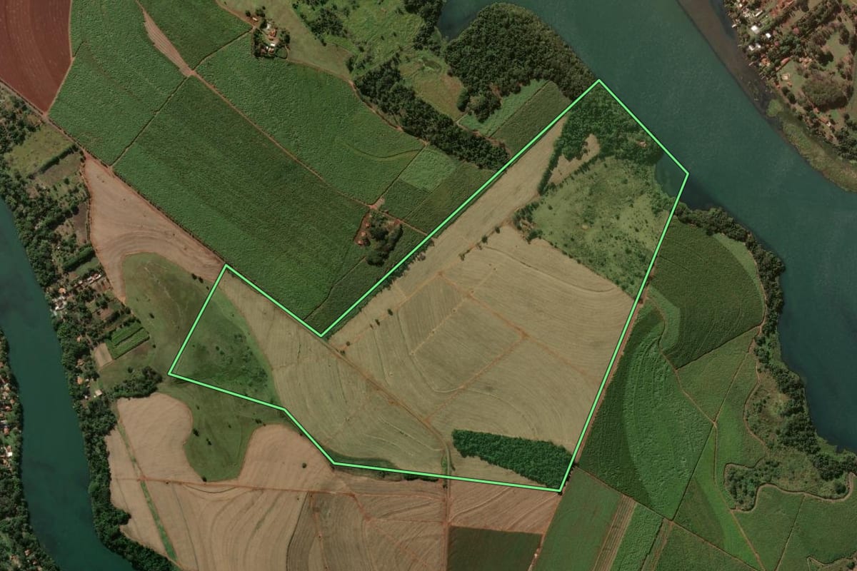 Imagem de satélite do imóvel rural em Cambará (PR), com o contorno declarado no CAR desenhado por cima.