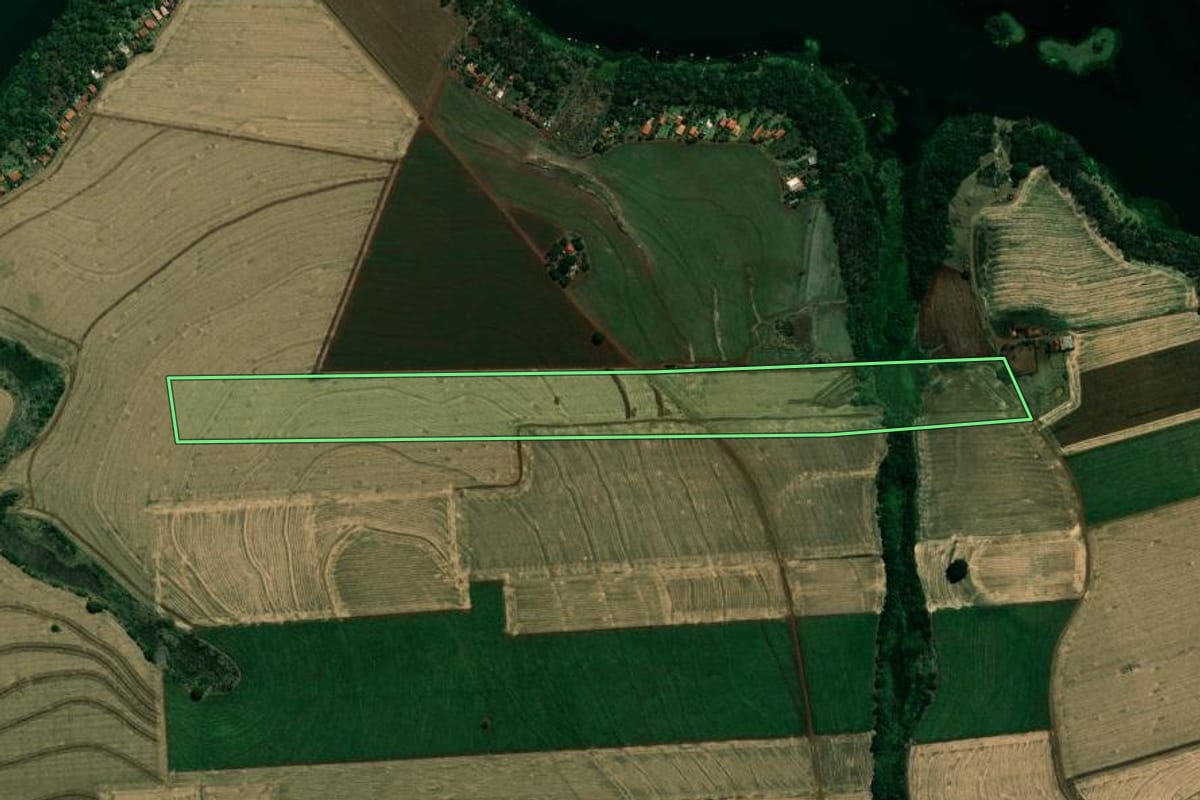 Imagem de satélite do imóvel rural em Cambará (PR), com o contorno declarado no CAR desenhado por cima.