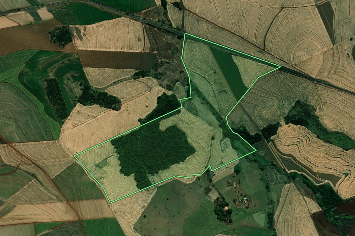 Imagem de satélite do imóvel rural em Cambará (PR), com o contorno declarado no CAR desenhado por cima.