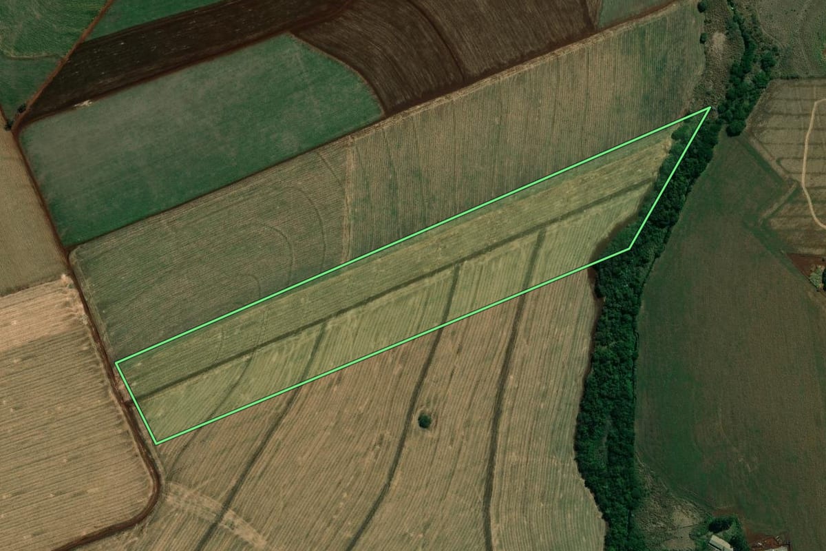Imagem de satélite do imóvel rural em Cambará (PR), com o contorno declarado no CAR desenhado por cima.