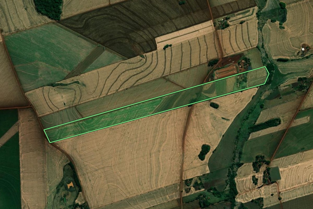 Imagem de satélite do imóvel rural em Cambará (PR), com o contorno declarado no CAR desenhado por cima.