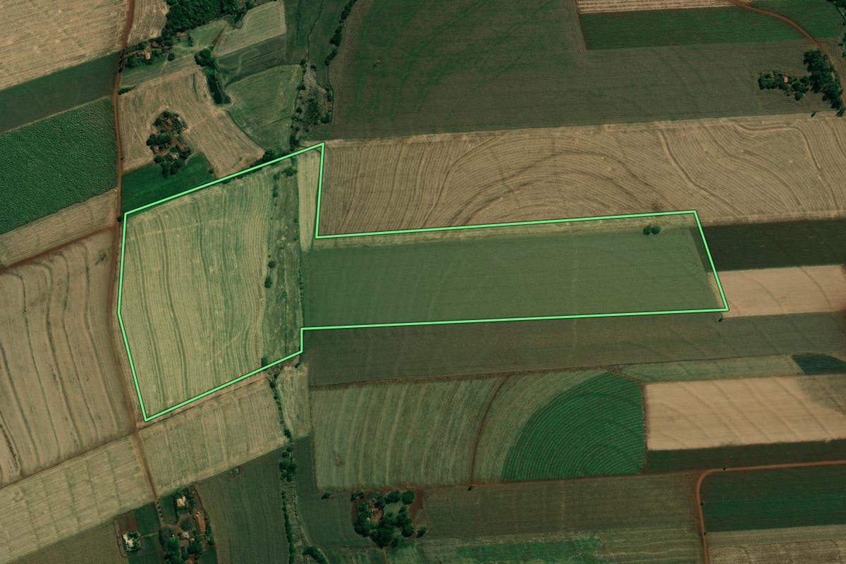 Imagem de satélite do imóvel rural em Cambará (PR), com o contorno declarado no CAR desenhado por cima.