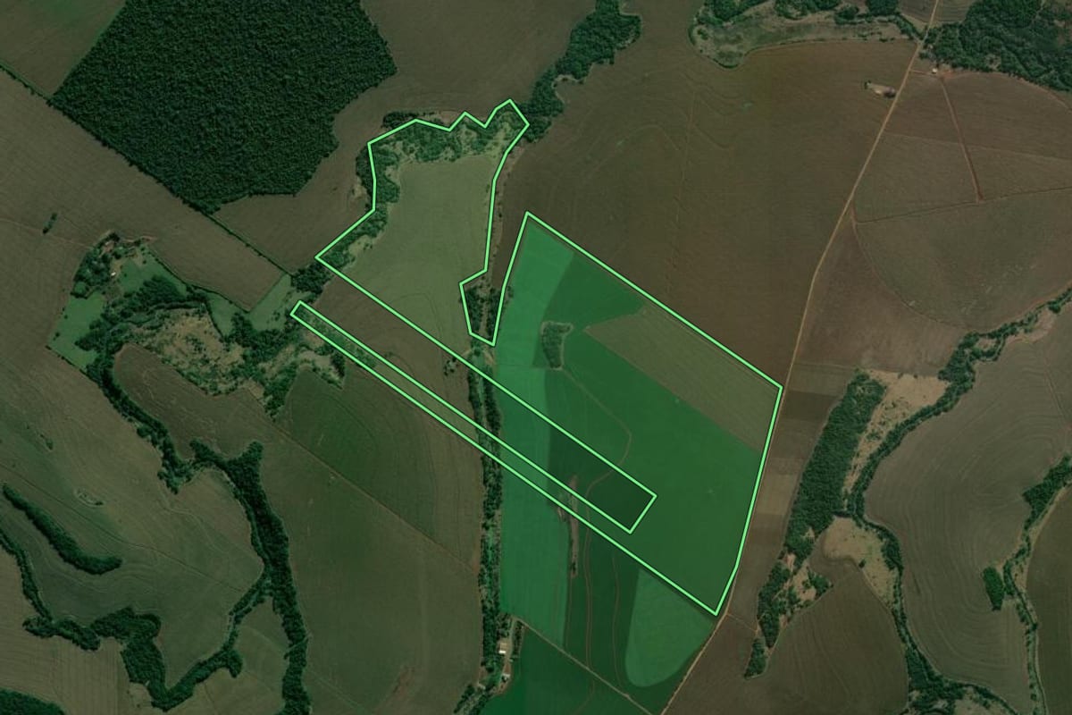 Imagem de satélite do imóvel rural em Cambé (PR), com o contorno declarado no CAR desenhado por cima.