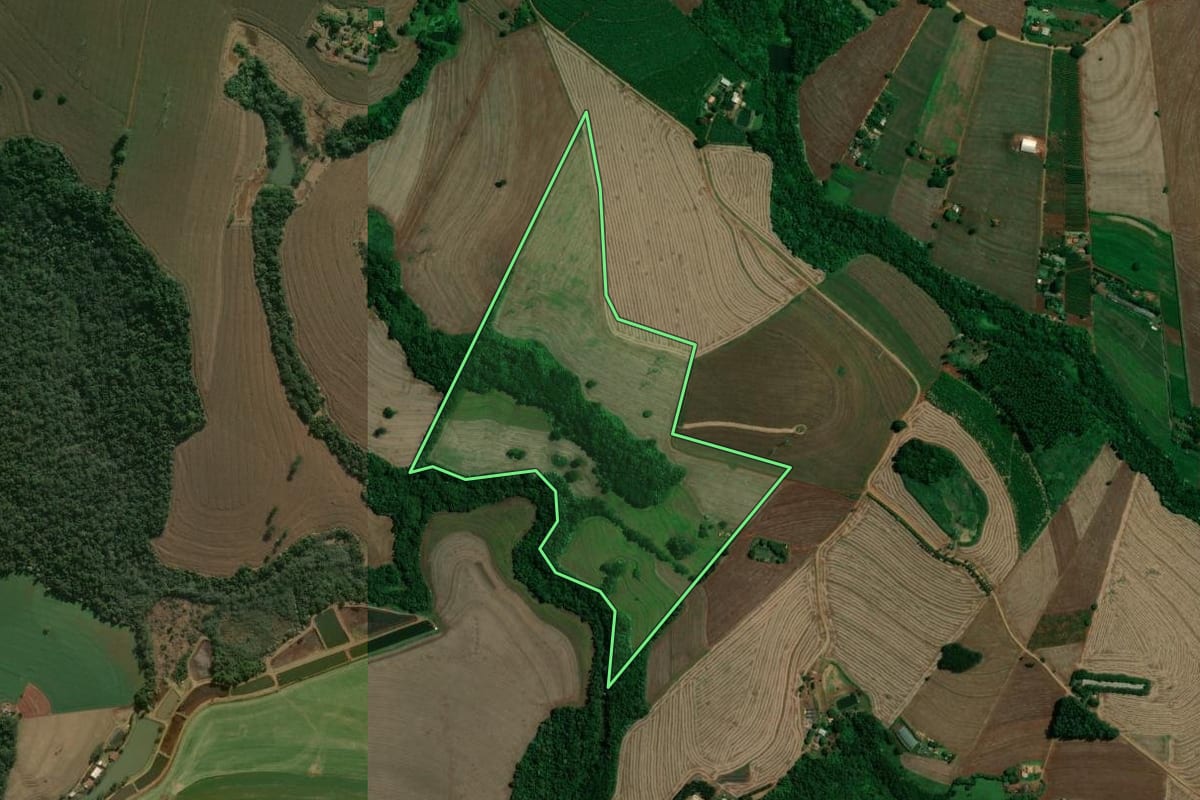 Imagem de satélite do imóvel rural em Cambé (PR), com o contorno declarado no CAR desenhado por cima.