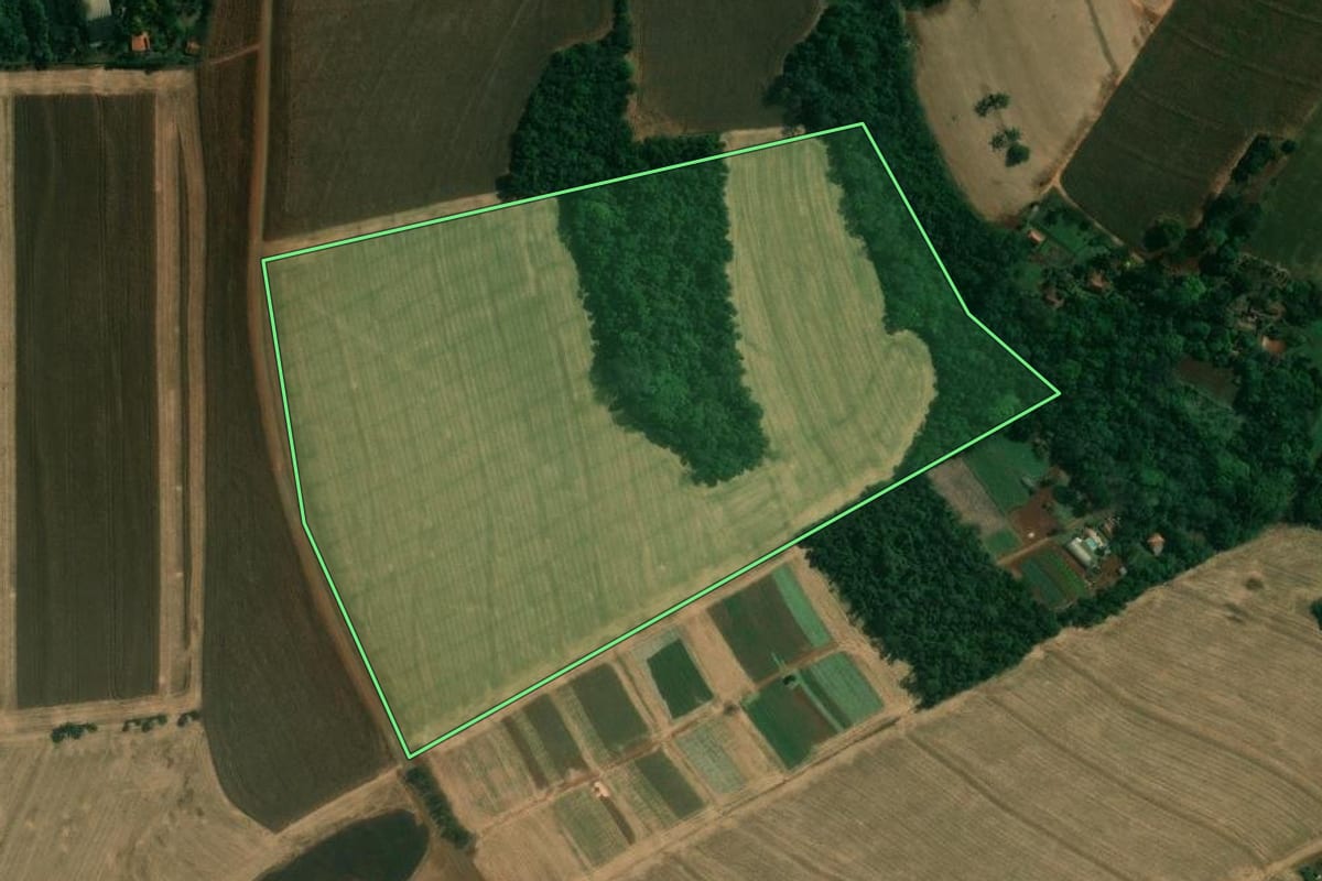 Imagem de satélite do imóvel rural em Cambé (PR), com o contorno declarado no CAR desenhado por cima.