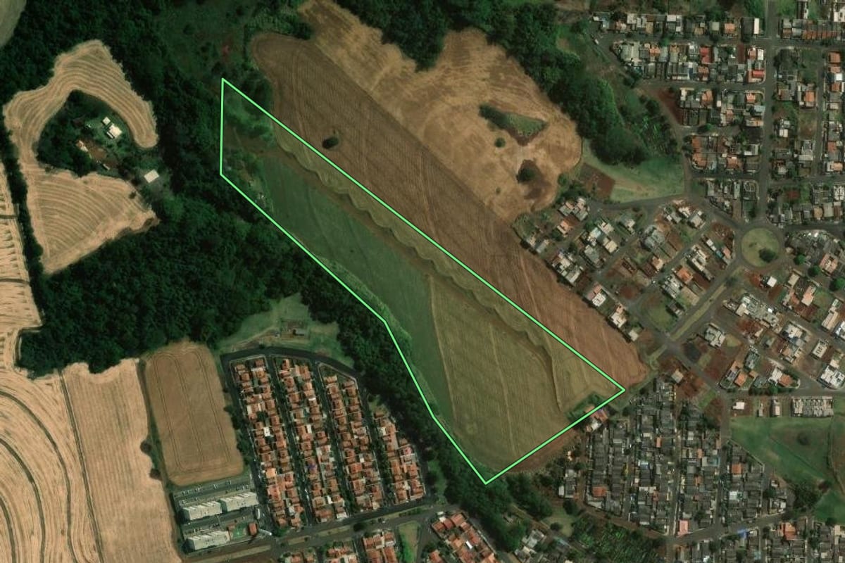 Imagem de satélite do imóvel rural em Cambé (PR), com o contorno declarado no CAR desenhado por cima.