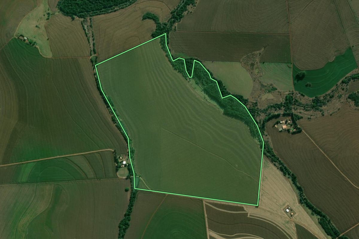 Imagem de satélite do imóvel rural em Cambé (PR), com o contorno declarado no CAR desenhado por cima.