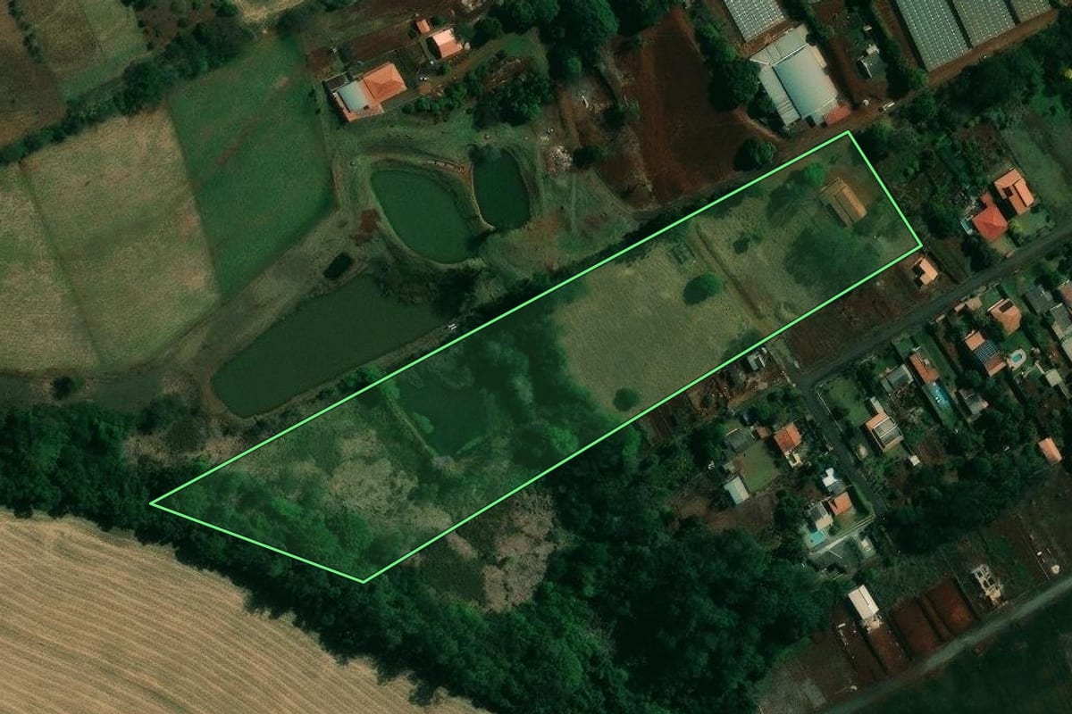 Imagem de satélite do imóvel rural em Cambé (PR), com o contorno declarado no CAR desenhado por cima.