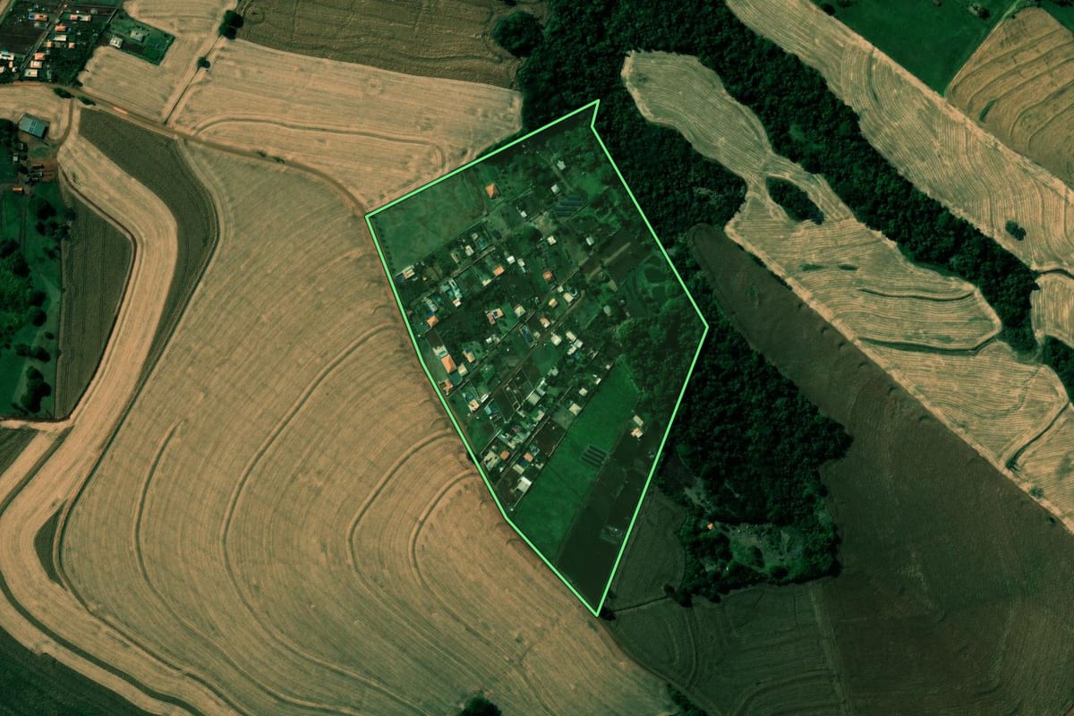 Imagem de satélite do imóvel rural em Cambé (PR), com o contorno declarado no CAR desenhado por cima.