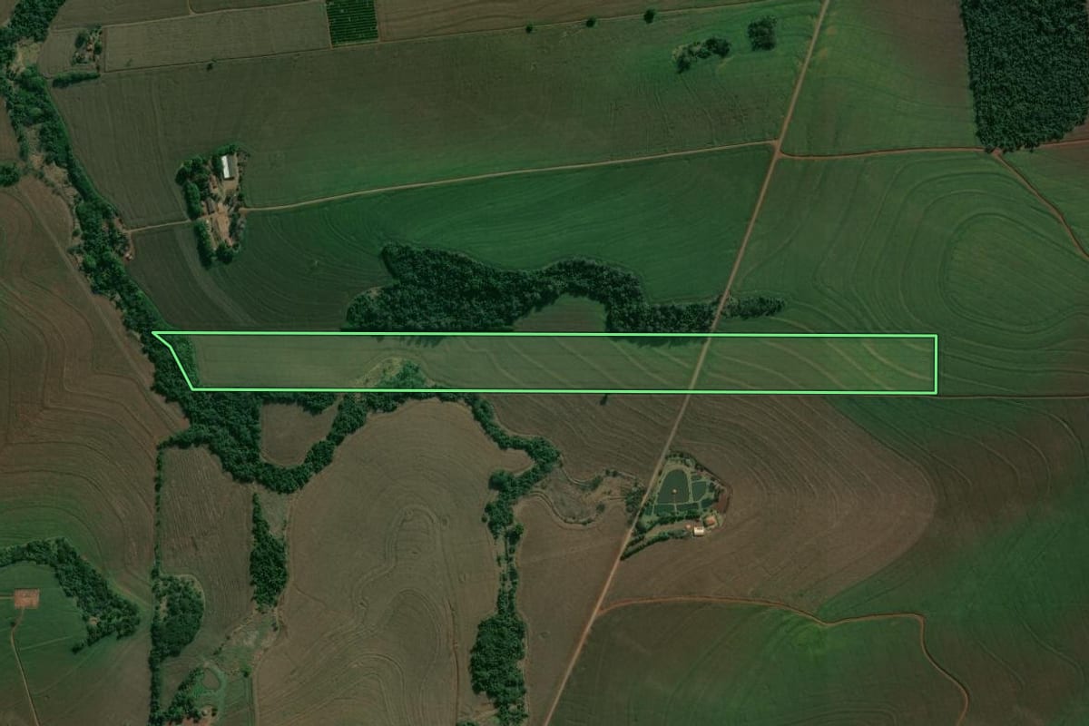 Imagem de satélite do imóvel rural em Cambé (PR), com o contorno declarado no CAR desenhado por cima.