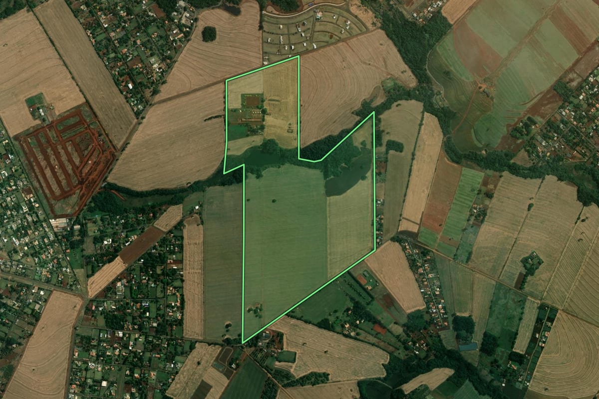Imagem de satélite do imóvel rural em Cambé (PR), com o contorno declarado no CAR desenhado por cima.