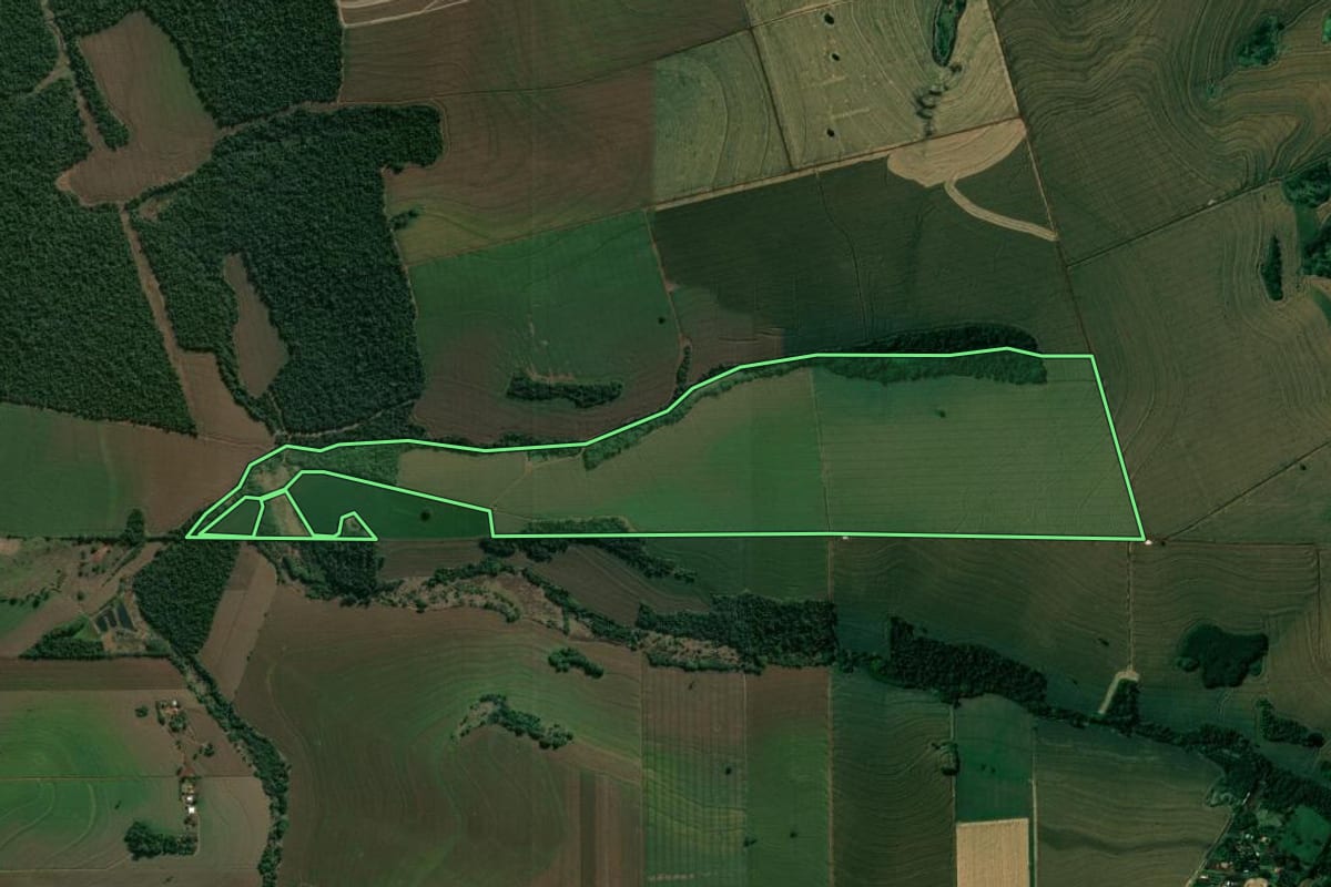 Imagem de satélite do imóvel rural em Cambé (PR), com o contorno declarado no CAR desenhado por cima.