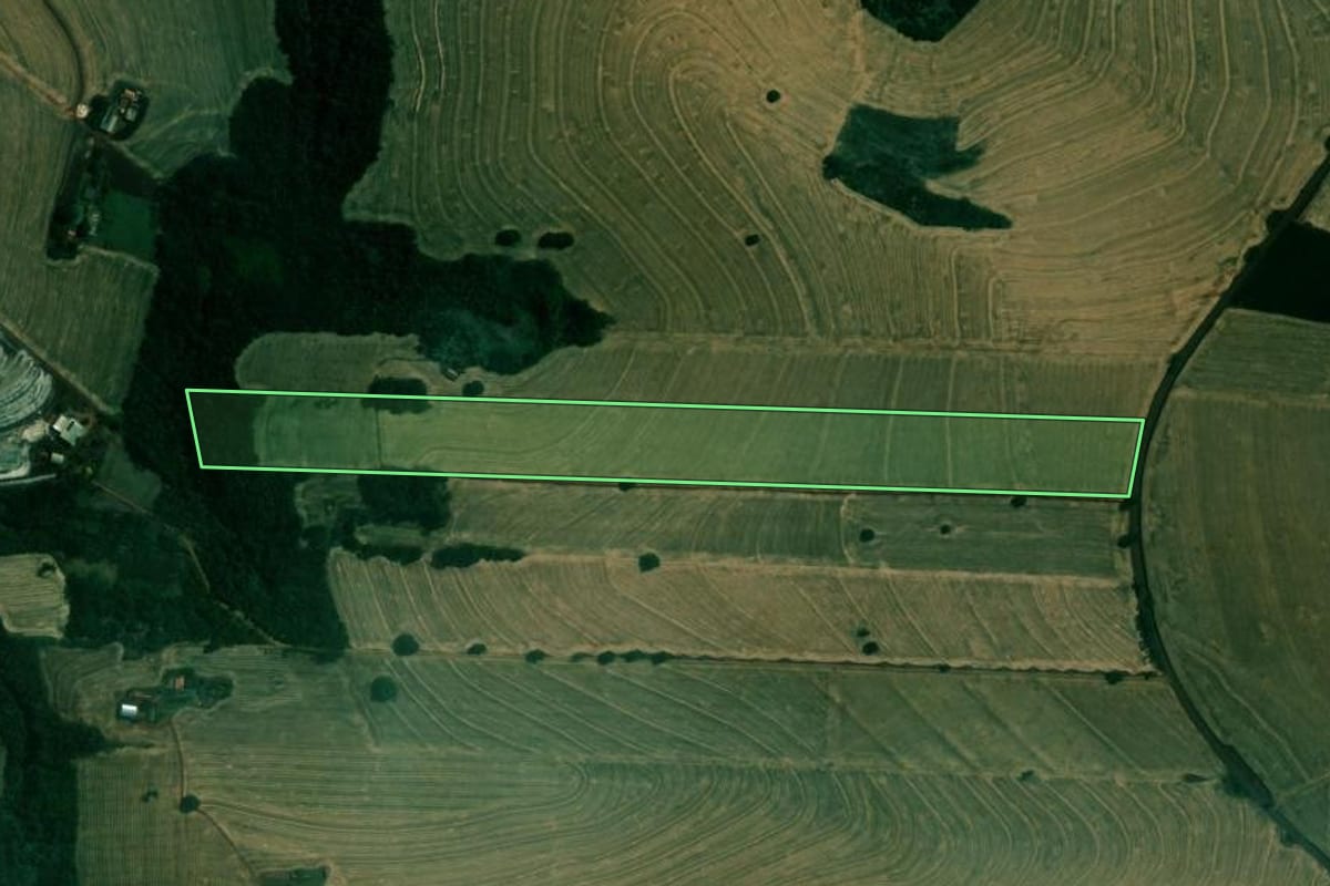Imagem de satélite do imóvel rural em Cambé (PR), com o contorno declarado no CAR desenhado por cima.