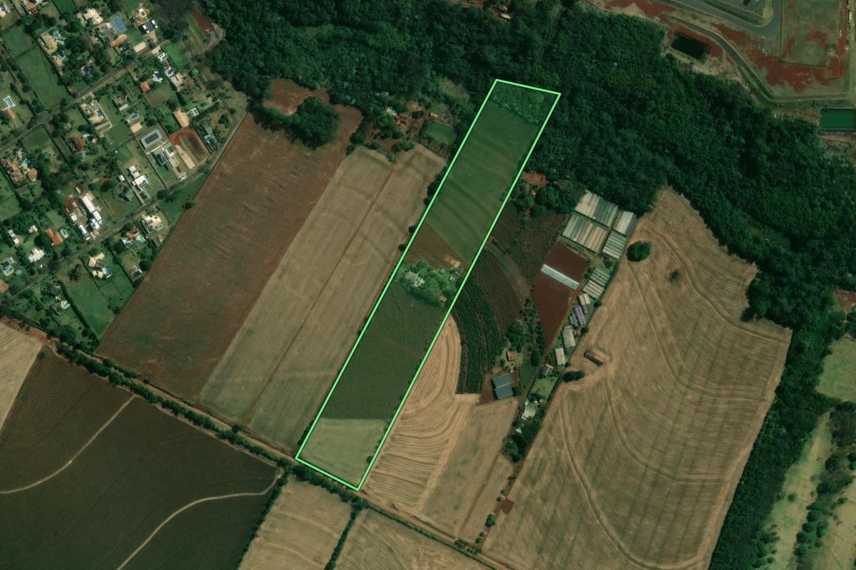 Imagem de satélite do imóvel rural em Cambé (PR), com o contorno declarado no CAR desenhado por cima.