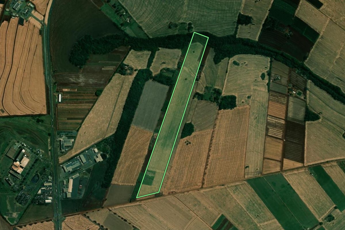 Imagem de satélite do imóvel rural em Cambé (PR), com o contorno declarado no CAR desenhado por cima.