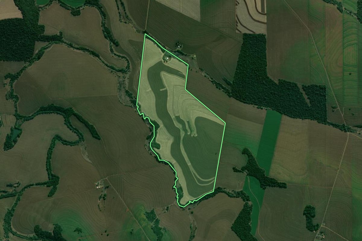 Imagem de satélite do imóvel rural em Cambé (PR), com o contorno declarado no CAR desenhado por cima.
