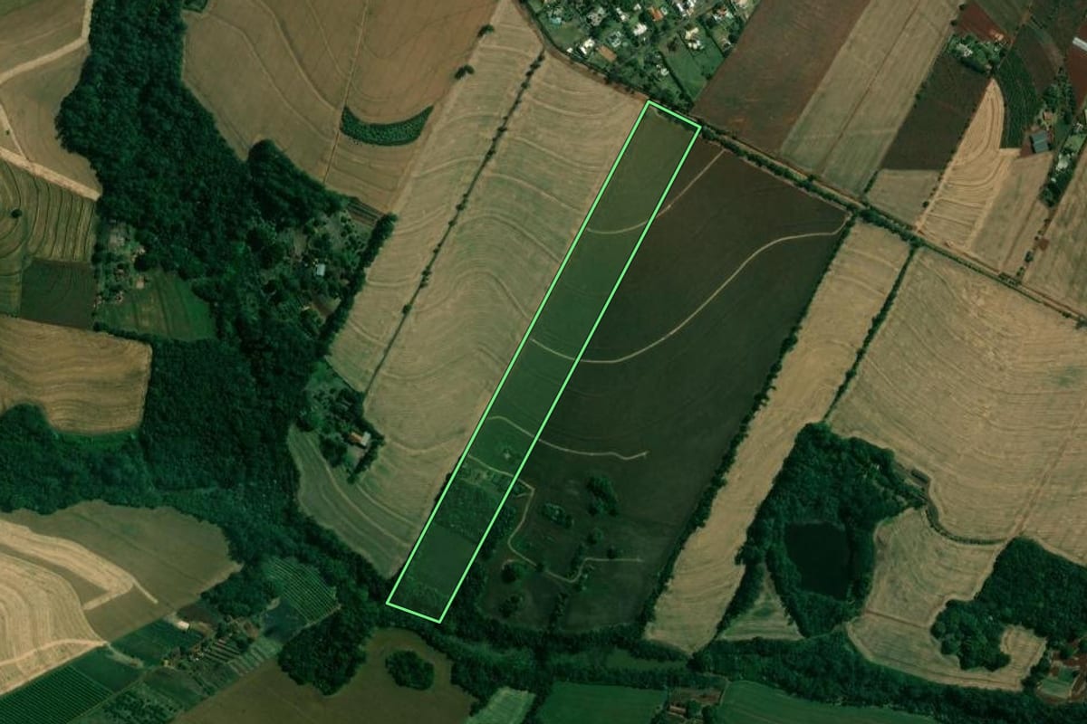 Imagem de satélite do imóvel rural em Cambé (PR), com o contorno declarado no CAR desenhado por cima.
