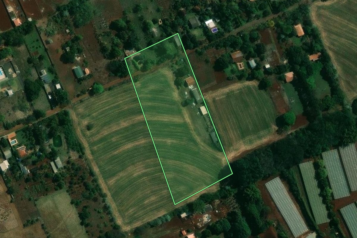 Imagem de satélite do imóvel rural em Cambé (PR), com o contorno declarado no CAR desenhado por cima.
