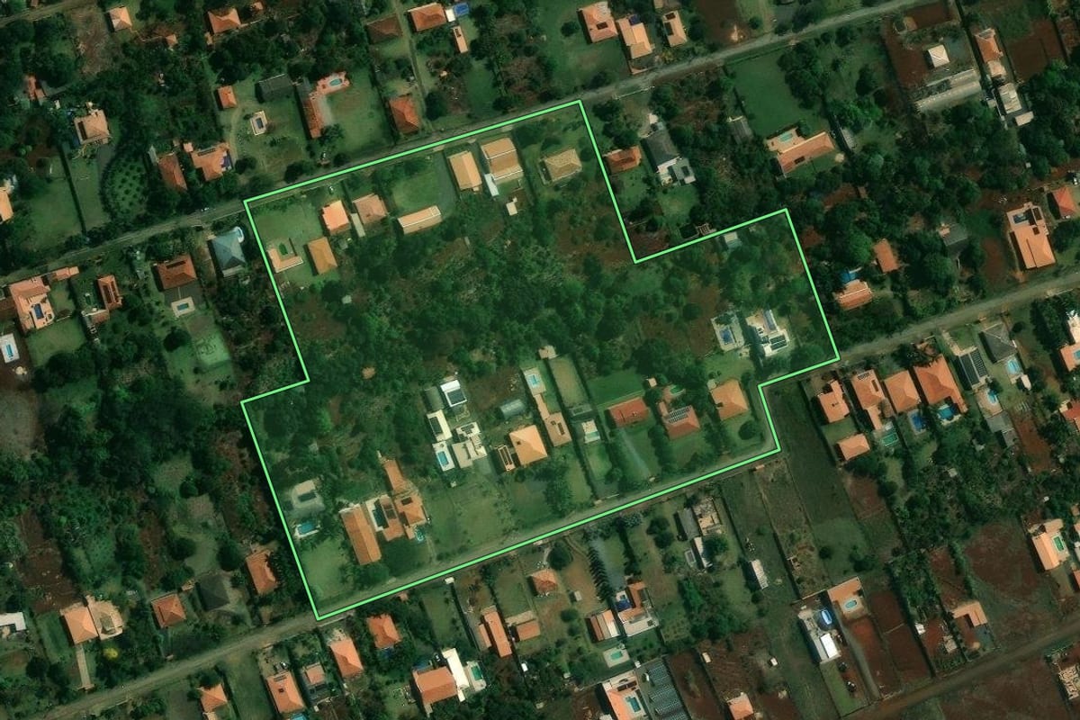 Imagem de satélite do imóvel rural em Cambé (PR), com o contorno declarado no CAR desenhado por cima.