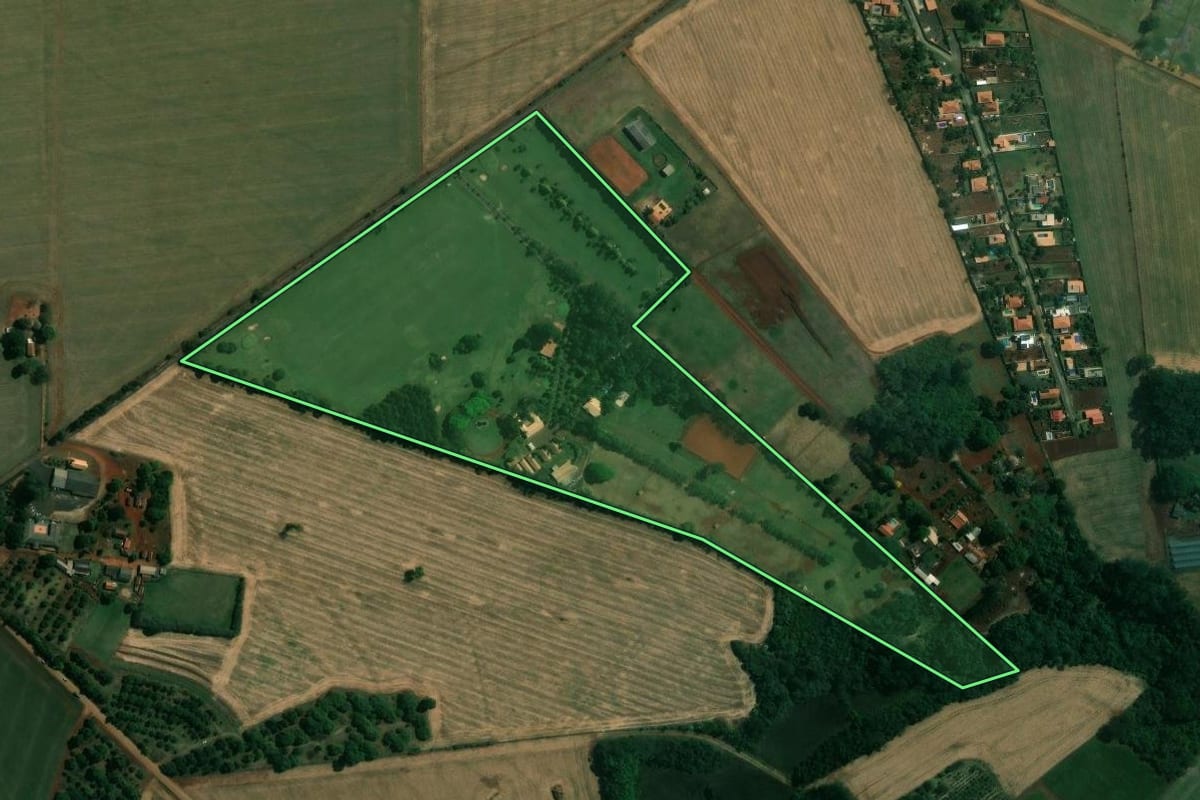 Imagem de satélite do imóvel rural em Cambé (PR), com o contorno declarado no CAR desenhado por cima.