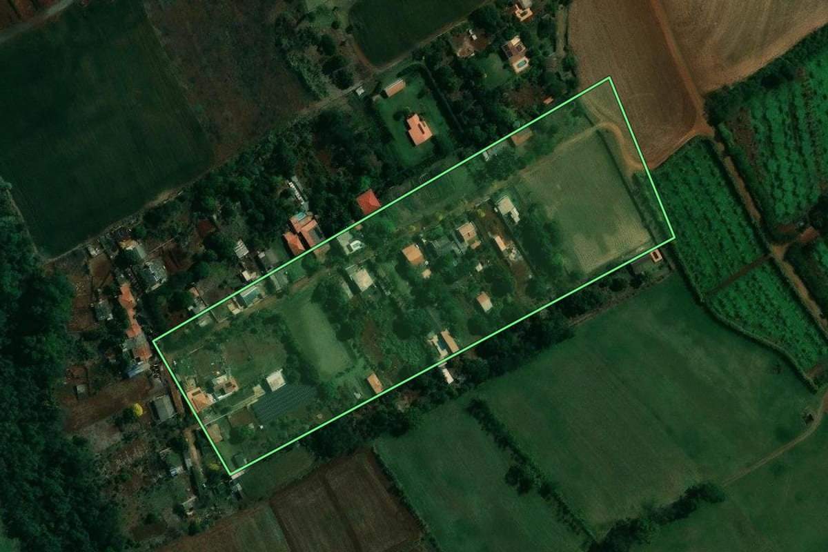 Imagem de satélite do imóvel rural em Cambé (PR), com o contorno declarado no CAR desenhado por cima.