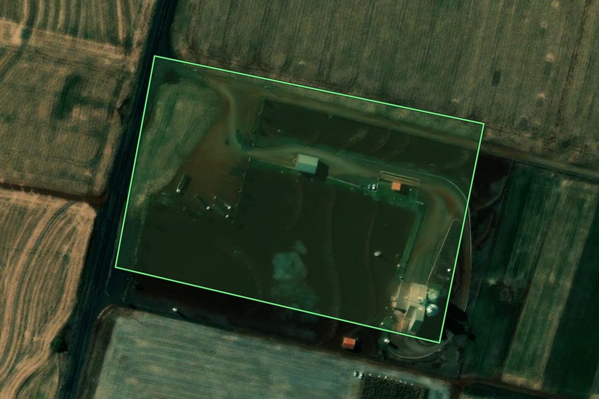 Imagem de satélite do imóvel rural em Cambé (PR), com o contorno declarado no CAR desenhado por cima.
