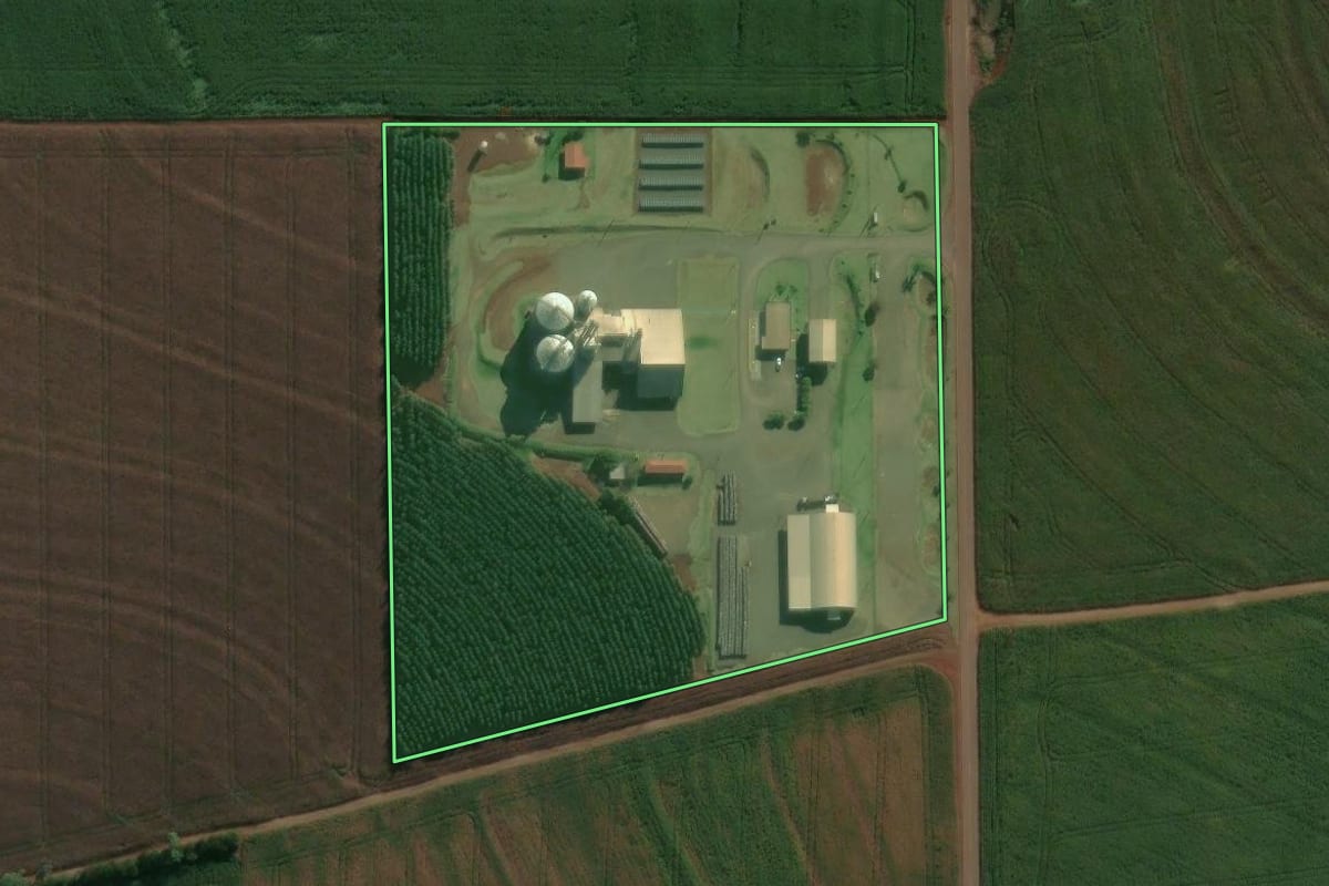 Imagem de satélite do imóvel rural em Cambé (PR), com o contorno declarado no CAR desenhado por cima.