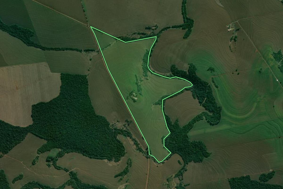 Imagem de satélite do imóvel rural em Cambé (PR), com o contorno declarado no CAR desenhado por cima.