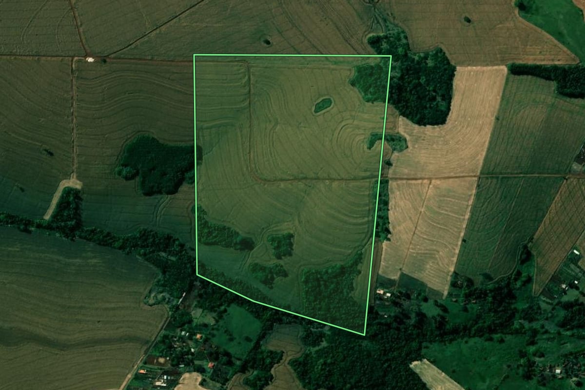 Imagem de satélite do imóvel rural em Cambé (PR), com o contorno declarado no CAR desenhado por cima.
