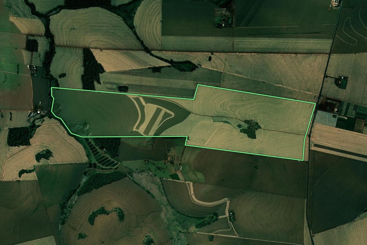 Imagem de satélite do imóvel rural em Cambé (PR), com o contorno declarado no CAR desenhado por cima.