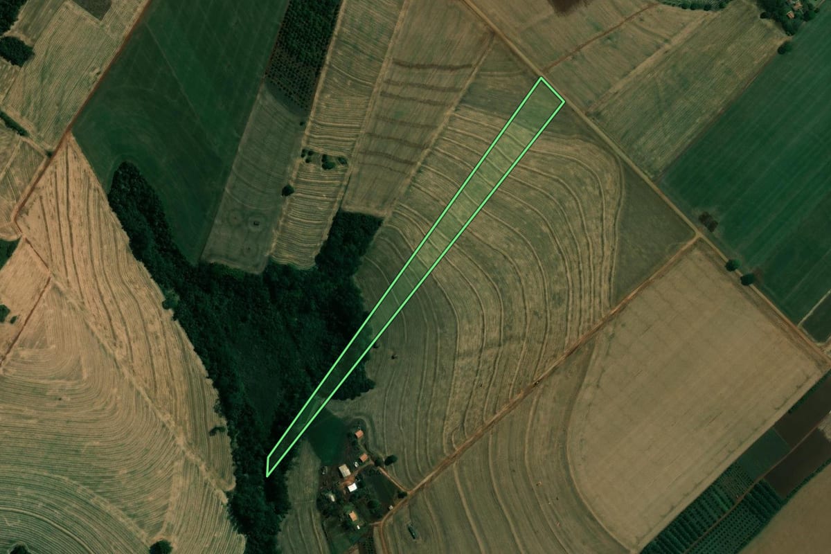 Imagem de satélite do imóvel rural em Cambé (PR), com o contorno declarado no CAR desenhado por cima.