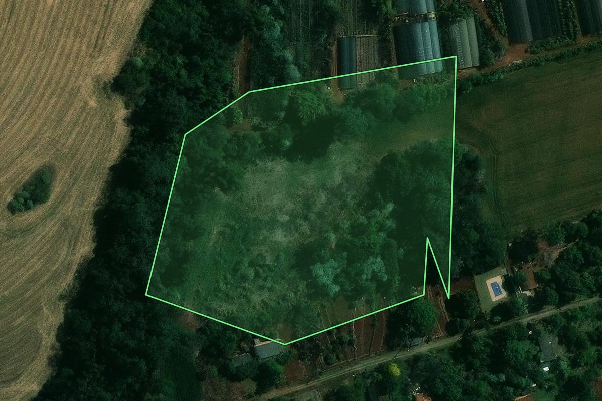 Imagem de satélite do imóvel rural em Cambé (PR), com o contorno declarado no CAR desenhado por cima.